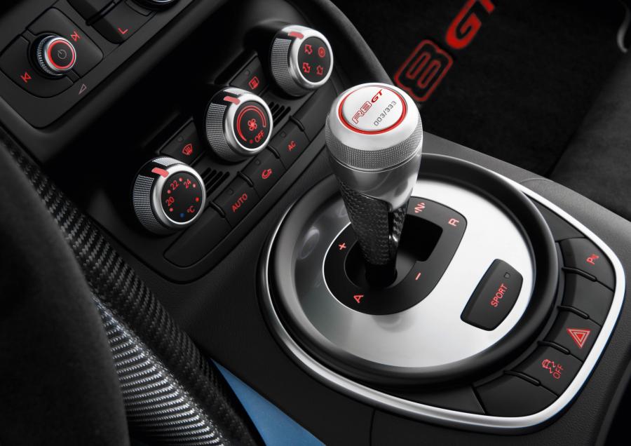 Детали интерьера Audi R8 GT Spyder 2011 года  (EU) (фото 9 из 31)